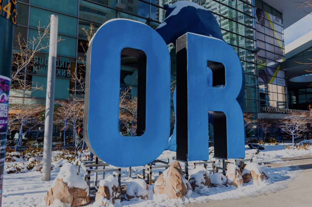 Big outdoor blue letters O and R